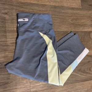 Capri Leggings w/zipper pocket NWOT
